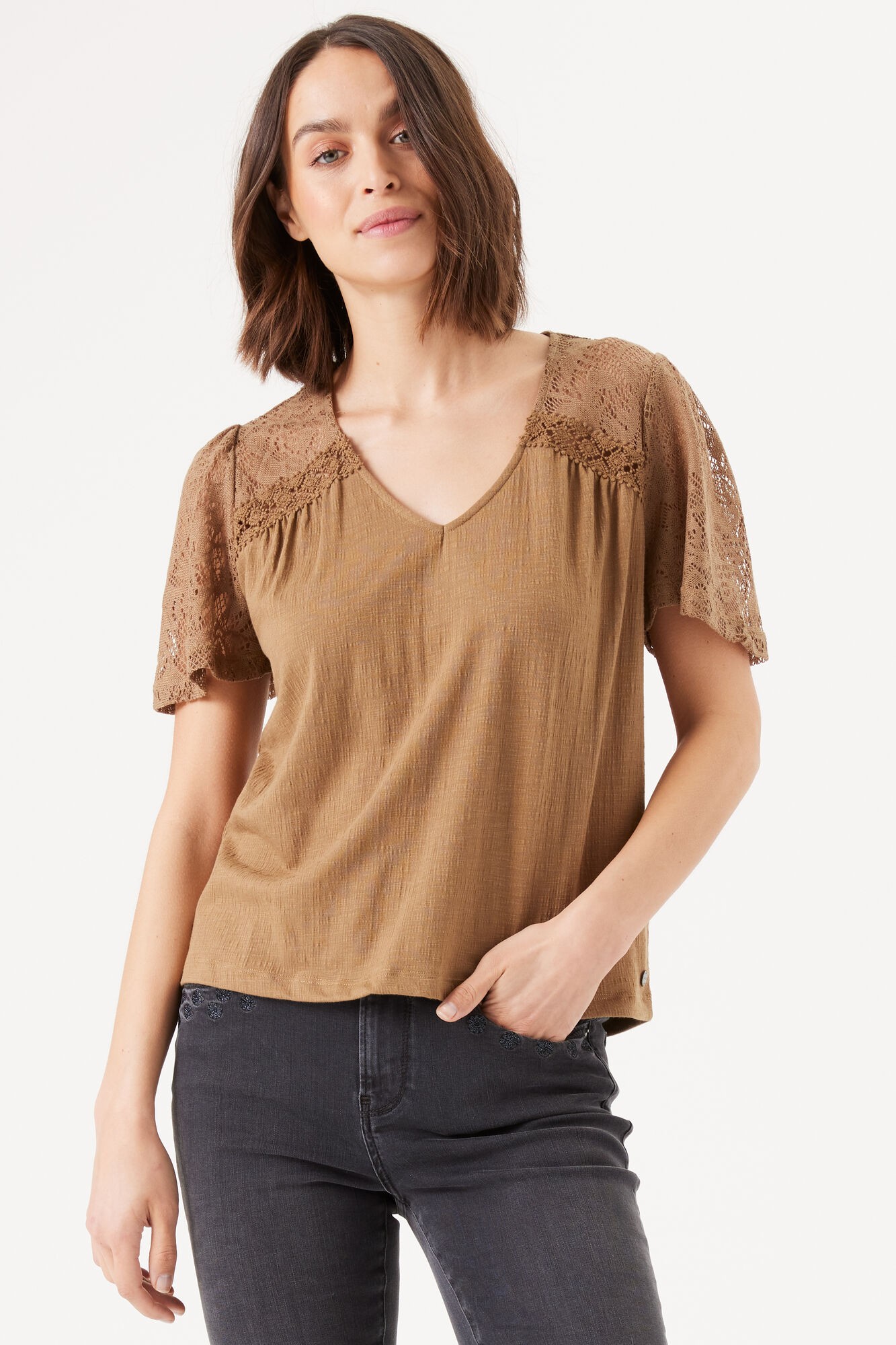 Camiseta camel con manga de encaje Garcia jeans Camiseta camel con manga de encaje Garcia jeans